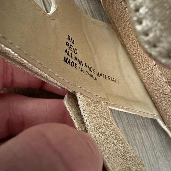 Judith REID Metallic Gold Strappy Sandals Comfort Metallic Golden sz 9 Hook Loop - Picture 2 of 16